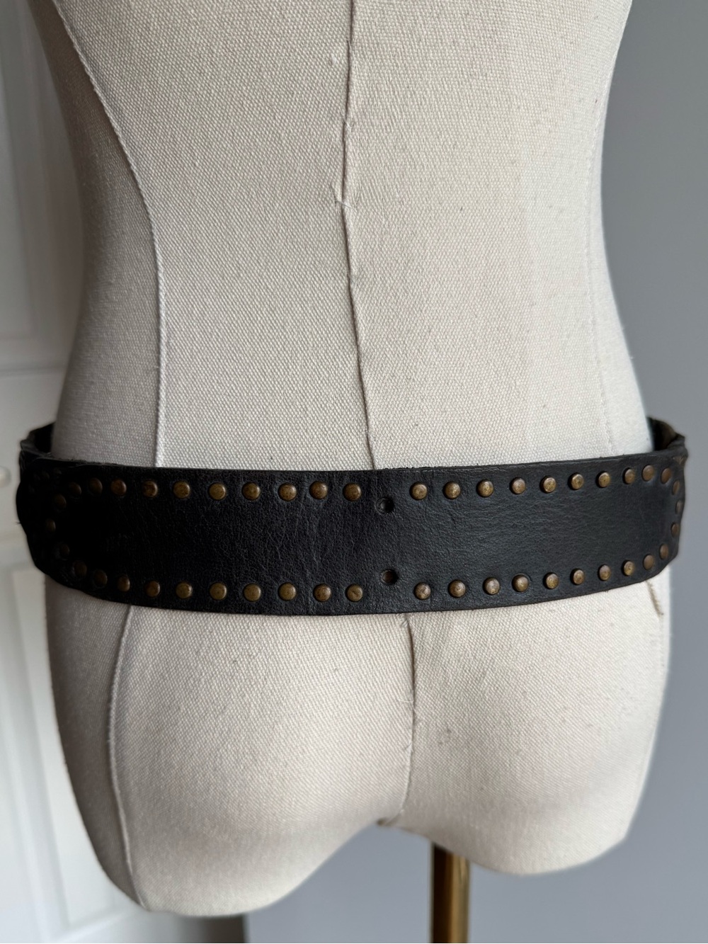 Y2K GUESS Leather Studded Belt Womens L Hammered Brass Disc Buckle Boho Western - Picture 5 of 15
